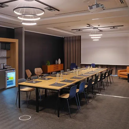 Adina Aparthotel 4*