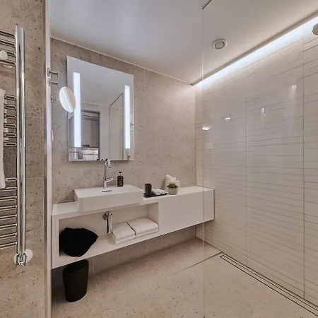 Adina Aparthotel 4*
