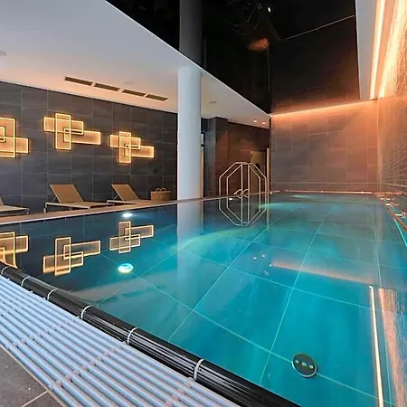 Adina Aparthotel 4*