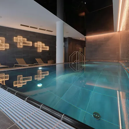 Adina Aparthotel 4*