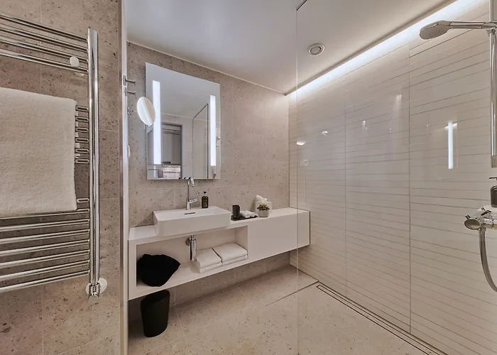 Adina Aparthotel 4*